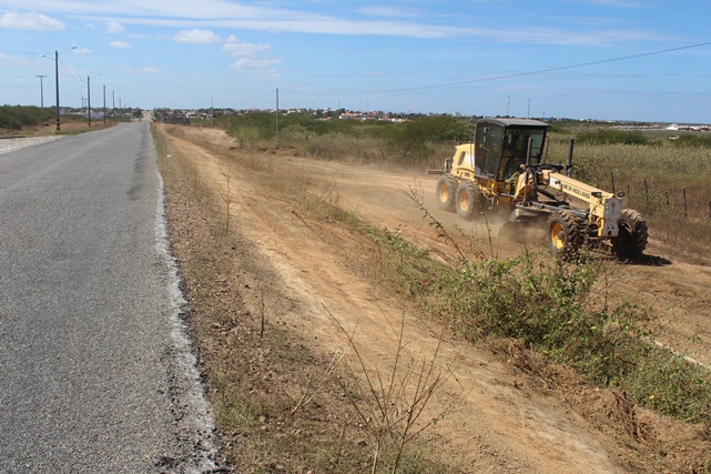 Prefeitura de Caraúbas realiza limpeza no trecho que dá acesso ao Campus da Ufersa