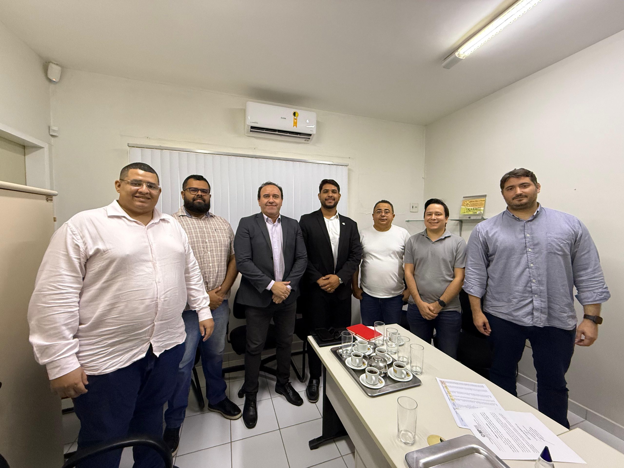 Prefeito Givago Barreto e equipe participam de reunião ministerial em Caraúbas.