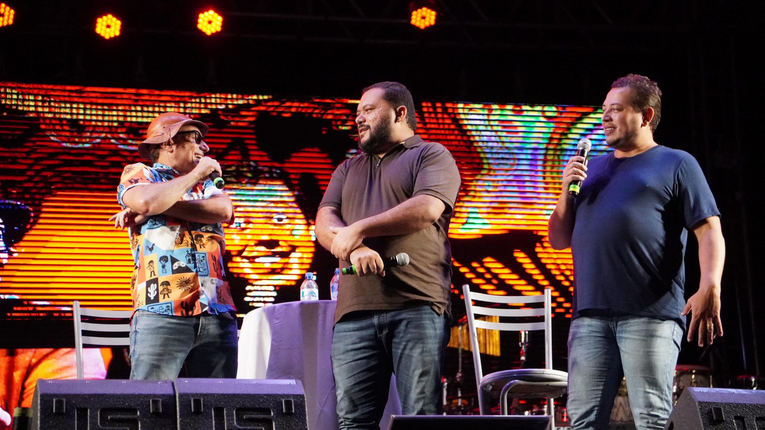 Show de humor com Mução, Renan da Resenha e José Fabiano, abriu a segunda noite da FSS 2025.